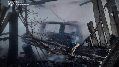 На Львівщині згорів автомобіль та гараж