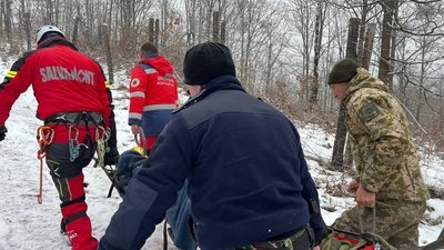 Українські та румунські прикордонники разом з медиками дістали з прірви 27-річного закарпатця