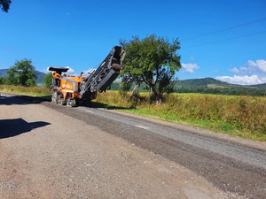 На під’їзді до села Корчин ремонтують дорогу (фото)