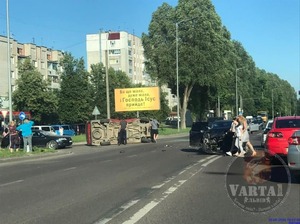 У Львові сталася аварія: одне авто перекинуте, інше побите (фото, відео)