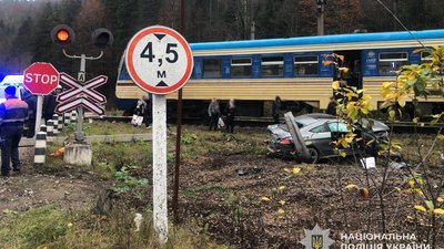 У Львівській області  електропотяг зіткнувся з автомобілем (ФОТО)