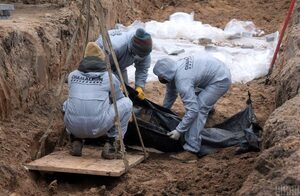 У Бучі розкопали ще одну братську могилу з вбитими цивільними (ФОТО)