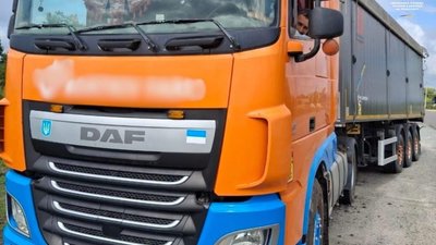 На Львівщині виявили дві вантажівки зі значним перевантаженням