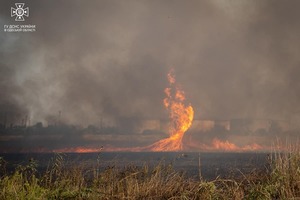 Під час масштабної пожежі в Одесі, помітили вогняний смерч (ФОТО/ВІДЕО)