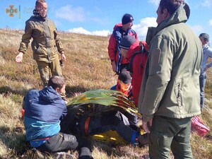 Рятувальники транспортували закарпатців, що скотилися з гори під час катання на джипі (ФОТО)