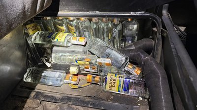 На кордоні з Польщею виявили вантажівку з горілкою у стінах та сигаретами під столом