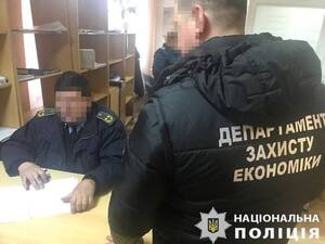 Митники «закривали очі» на контрабанду: на Закарпатті затримали хабарників у погонах (фото)