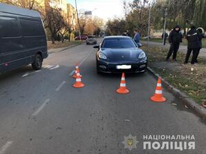 В Ужгороді водій «Porsche» не впорався з керуванням та здійснив наїзд на неповнолітню (фото)