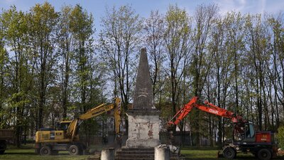 Декомунізація: у Польщі демонтували радянський монумент (ФОТО, ВІДЕО)