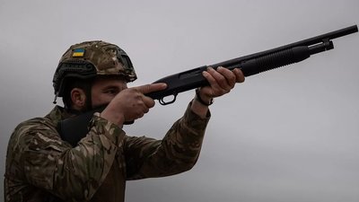 В оновленій базовій підготовці військових почали вчити збивати дрони з рушниці