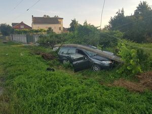 ДТП на Львівщині: водій легкової автівки зніс бетонну електроопору (фото)