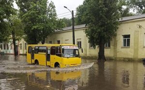 Вулиці декількох міст України затопило через сильні дощі (фото)