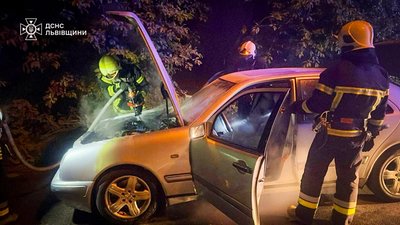 У Львівському районі горів автомобіль "Mercedes-Benz" (ФОТО)