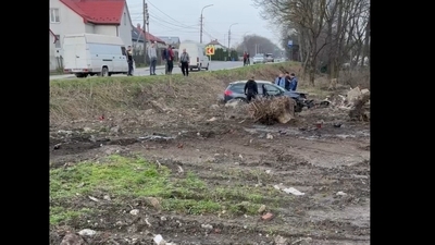 На Львівщині автомобіль з'їхав у кювет (ВІДЕО)