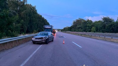 На Рівненщині юнак за кермом автомобіля протаранив легковик та насмерть збив велосипедиста