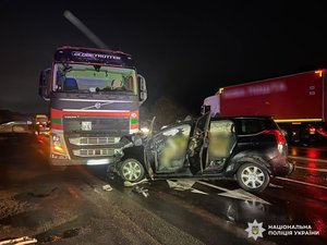 Легковик зіткнувся з вантажівкою Volvo на Львівщині. Фото: Поліція Львівської області