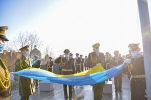 У Львові прапороносці Академії сухопутних військ урочисто підняли державний прапор