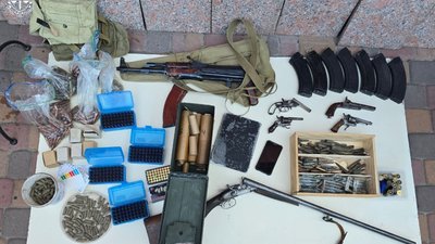 На Львівщині викрили чоловіка, який продавав зброю, а вдома мав цілий арсенал