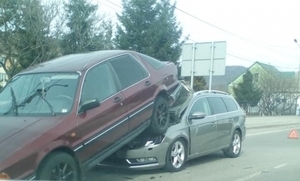 Аварія на Закарпатті: автомобіль опинився на капоті іншого автомобіля (фото)