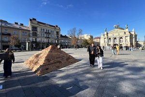 Фото: Львівська міська рада. Мистецький об’єкт «Говерла» на площі перед Оперним театром у Львові.
