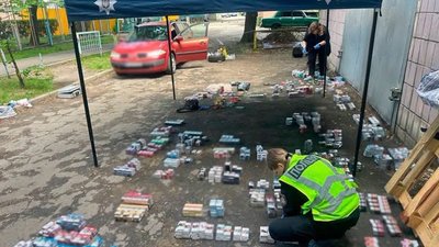 У Києві затримали крадіїв, які винесли з кіоску цигарки на 300 тисяч гривень