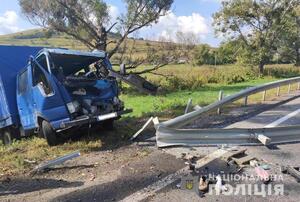 На Львівщині 19-річний водій вантажівки протаранив відбійник (фото)