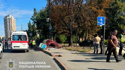 У Києві Volkswagen на швидкості влетів у маршрутку, після чого в’їхав у зупинку з людьми: є загиблі і травмовані