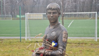 Львівські ФК "Карпати" евакуювали з Краматорська пам'ятник Степану Чубенку
