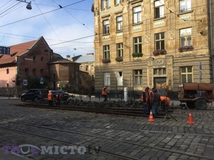 На одній з вулиць Львова ускладнено рух транспорту (фото, відео - доповнено)