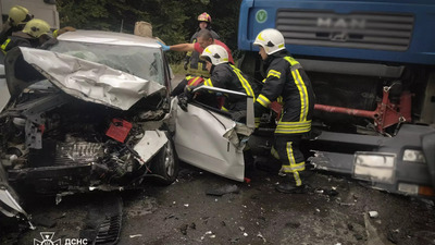 Водійку деблоковували з понівеченого автомобіля: на Львівщині трапилася ДТП з вантажівкою (ФОТО)