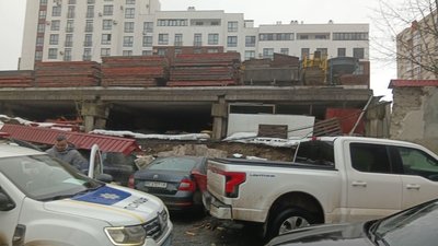 У Львові стіна впала на парковку автомобілів