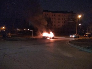 У Львові вночі, за дивних обставин, загорівся автомобіль (відео)