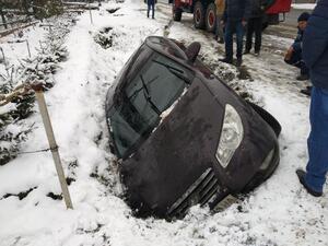 Внаслідок ожеледиці в’їхав у кювет та перекинувся автомобіль на Львівщині (фото)