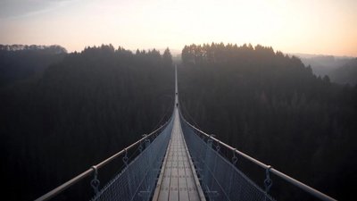 Поруч з Україною збудують найвищий підвісний міст в Європі для приваблення туристів