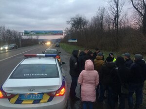 На трасі в сторону Жовкви, митники спільно з поліцією зупиняють та перевіряють авто виключно на іноземній реєстрації (ФОТО, ВІДЕО) ОНОВЛЕНО