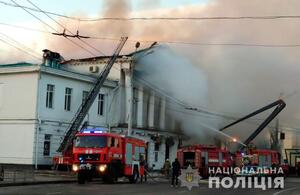 Під час пожежі в історичній будівлі в центрі Полтави загинула людина (фото)