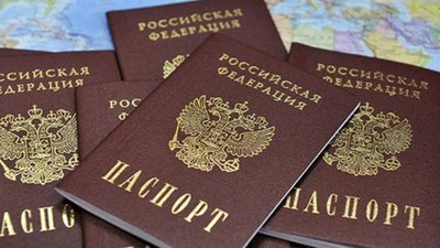 У Польщі затримали українця в якого виявили 46 російських паспортів