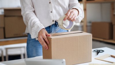 У Києві на пошті вибухнула посилка