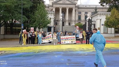 Біля посольства РФ у Варшаві активісти розфарбували асфальт у кольори прапора України