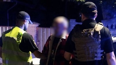 На Київщині чоловік стріляв на вулиці у бік перехожих