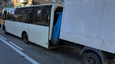 У Києві вантажівка влетіла в автобус, де перебували пасажири (ФОТО/ВІДЕО)