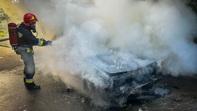 У Львові загорівся припаркований на вулиці автомобіль (ФОТО)