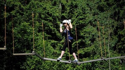 У Києві госпіталізували підлітка, який упав із мотузкової траси