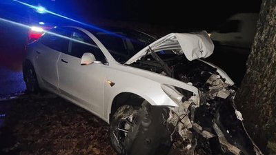 На Київщині зловмисник викрав Tesla Model 3 у роботодавця, сів п’яний за кермо та врізався у дерево