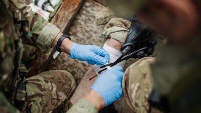 В Україні спростили отримання військового звання для медиків 