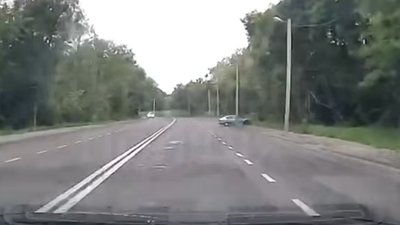 У Львові водій протаранив електроопору (ВІДЕО МОМЕНТУ)