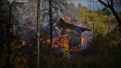 На Львівщині горів будинок, поки господар працював у полі (ФОТО)