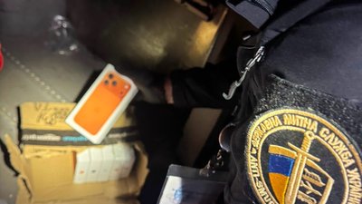 На Львівській митниці виявили контрабанду акумуляторів та iPhone на 2 мільйони