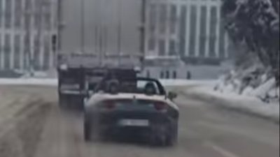 На вулицях Львова під час снігопаду і морозу помітили кабріолет з відкритим дахом (ВІДЕО)