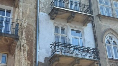 У Львові складено протокол на мешканку, яка без дозволів пофарбувала фасад історичної будівлі